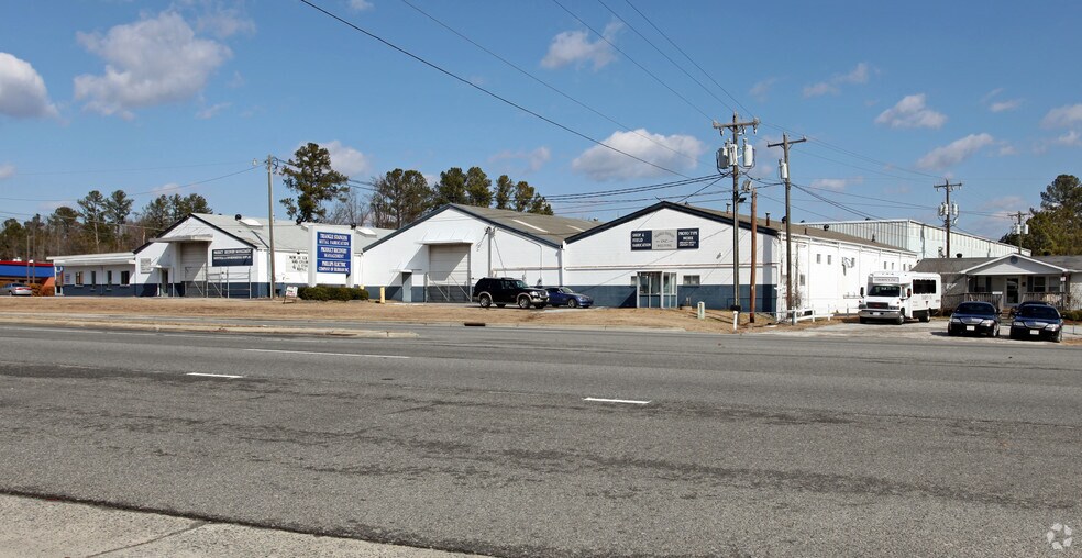 1705 Highway 70 W, Durham, NC à louer - Photo du bâtiment - Image 1 de 4