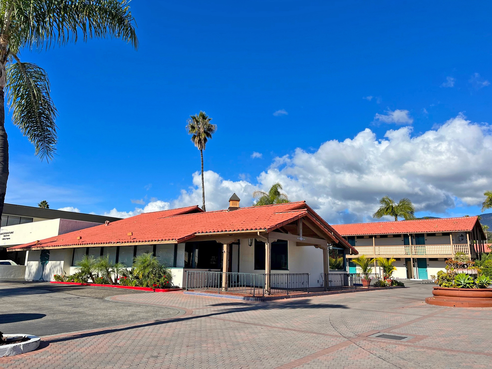 3860 State St, Santa Barbara, CA à louer Photo du b timent- Image 1 de 3