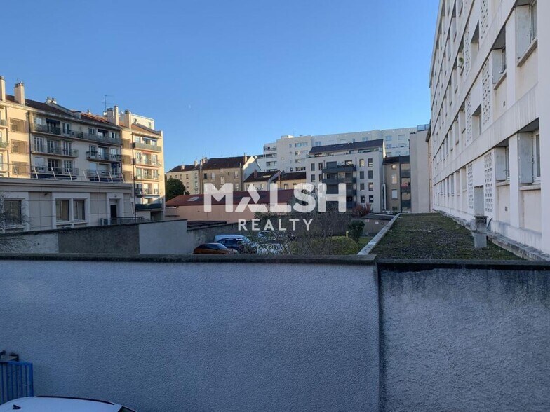 Office in Villeurbanne for lease - Building Photo - Image 2 of 13