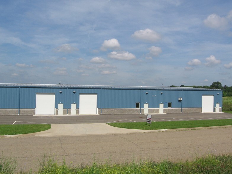 2021-2029 Venture Cir SE, Massillon, OH à louer - Photo du bâtiment - Image 2 de 5