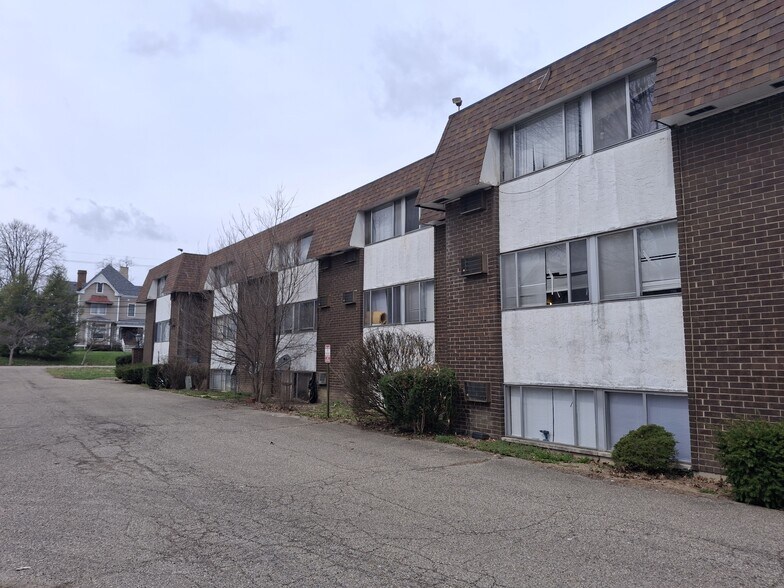 Receivership 58 units North Cincinnati portefeuille de 2 propriétés à vendre sur LoopNet.ca - Photo du bâtiment - Image 2 de 10