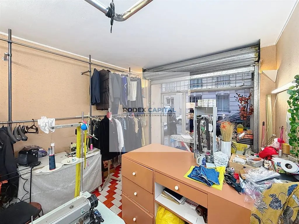Retail in Paris for lease Interior Photo- Image 1 of 3