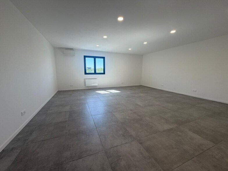 Office in Mennecy for lease - Interior Photo - Image 2 of 4