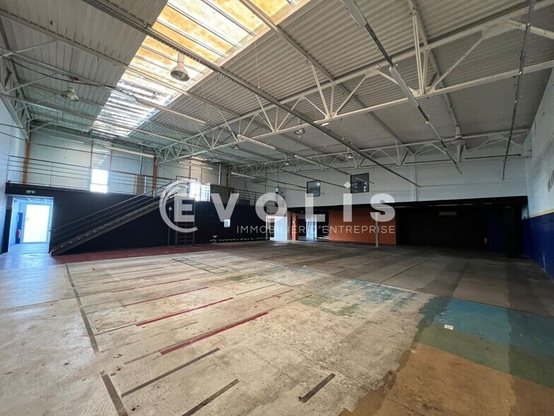 Retail in Pessac for lease - Building Photo - Image 1 of 8