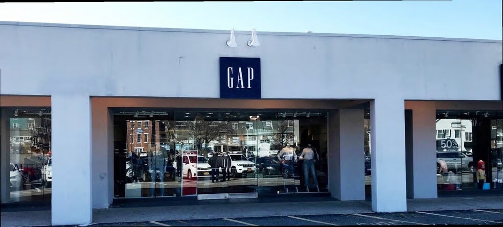 100 Arden Pl, Port Jefferson, NY à louer - Photo principale - Image 1 de 7