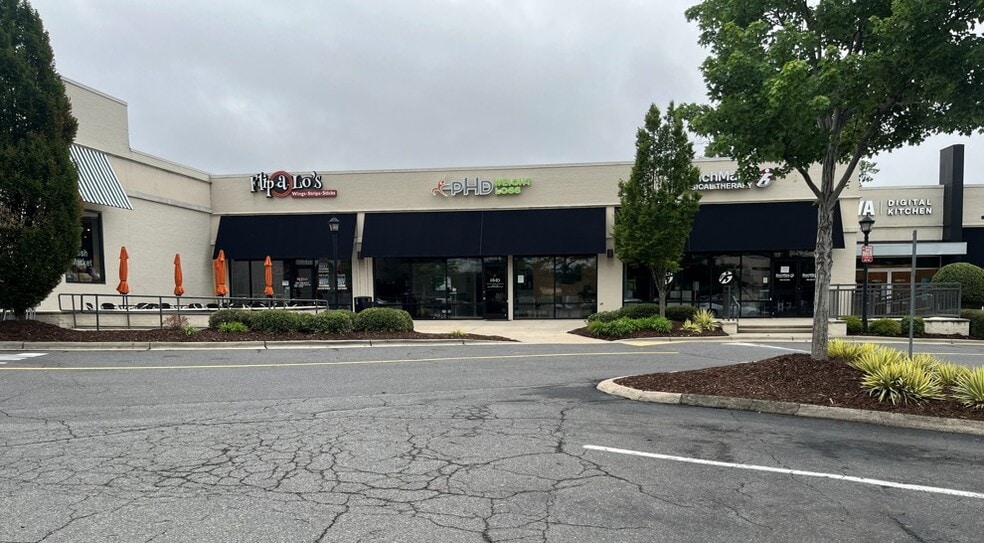 7601-7715 Pineville Matthews Rd, Charlotte, NC for lease - Building Photo - Image 1 of 4