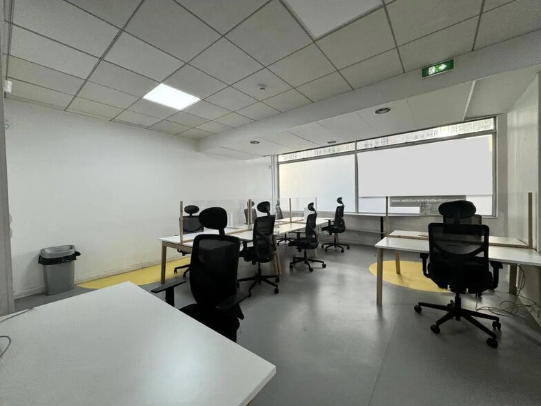 Retail in Courbevoie for sale - Interior Photo - Image 2 of 8