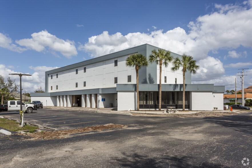 2500 Airport Rd S, Naples, FL à vendre - Photo du bâtiment - Image 2 de 5