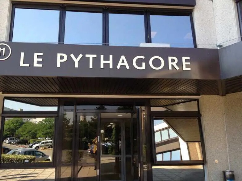 Office in Créteil for lease - Building Photo - Image 2 of 11