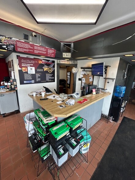 6400 Douglas Ave, Urbandale, IA for lease - Building Photo - Image 3 of 6
