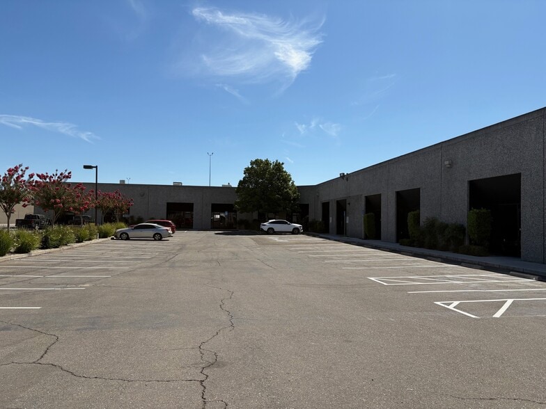 2538 N West Ln, Stockton, CA for lease - Building Photo - Image 2 of 4