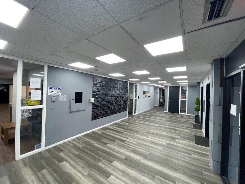 24567 Northwestern Hwy, Southfield, MI for lease - Interior Photo - Image 3 of 4