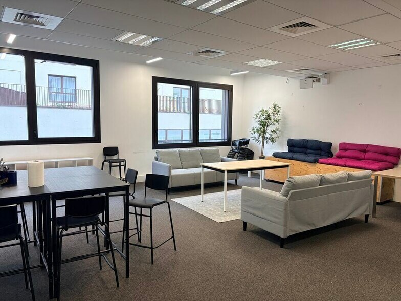 Office in Bordeaux for lease - Interior Photo - Image 2 of 12