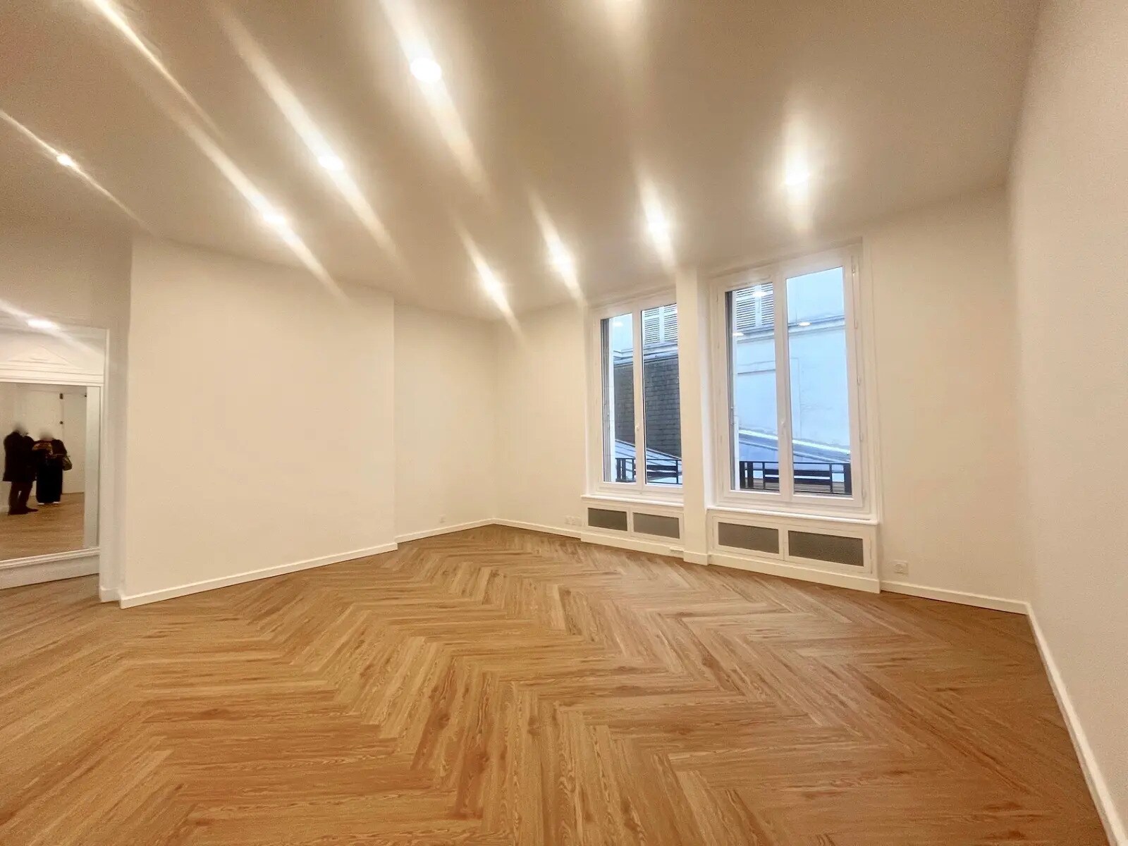 Office in Paris for lease Interior Photo- Image 1 of 8