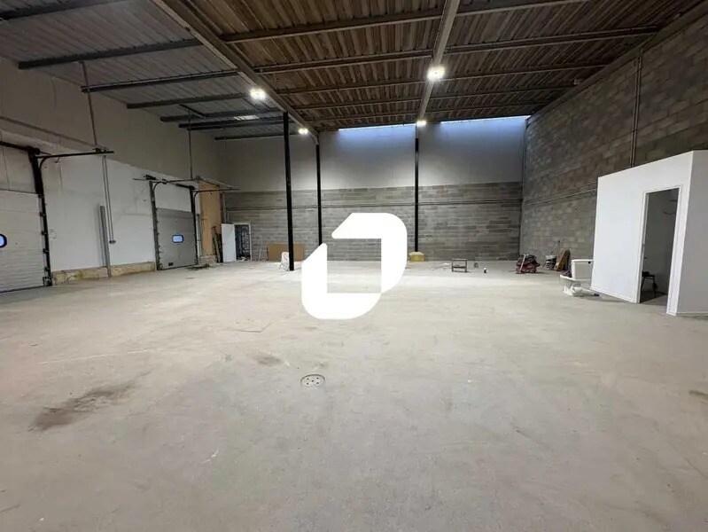 Flex in Montigny-le-Bretonneux for lease Interior Photo- Image 1 of 9