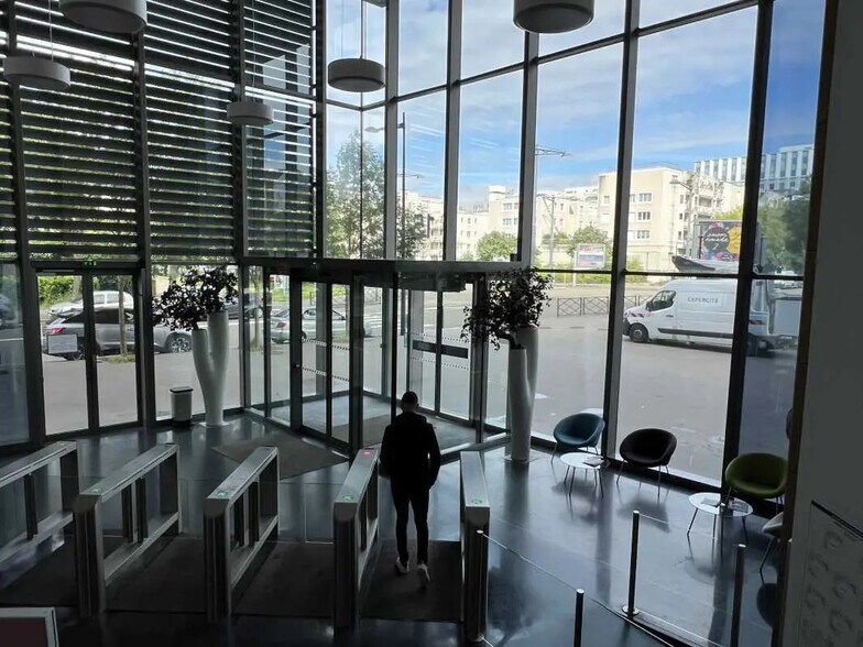 15 Avenue Du Centre, Guyancourt à louer - Hall d’entrée - Image 3 de 8