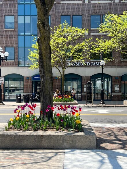 350 S Main St, Ann Arbor, MI à louer - Photo du bâtiment - Image 3 de 15