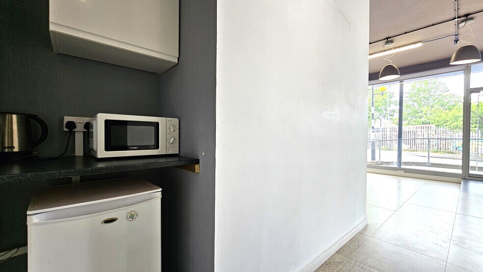 41-75 Consort Rd, London for lease - Building Photo - Image 2 of 7