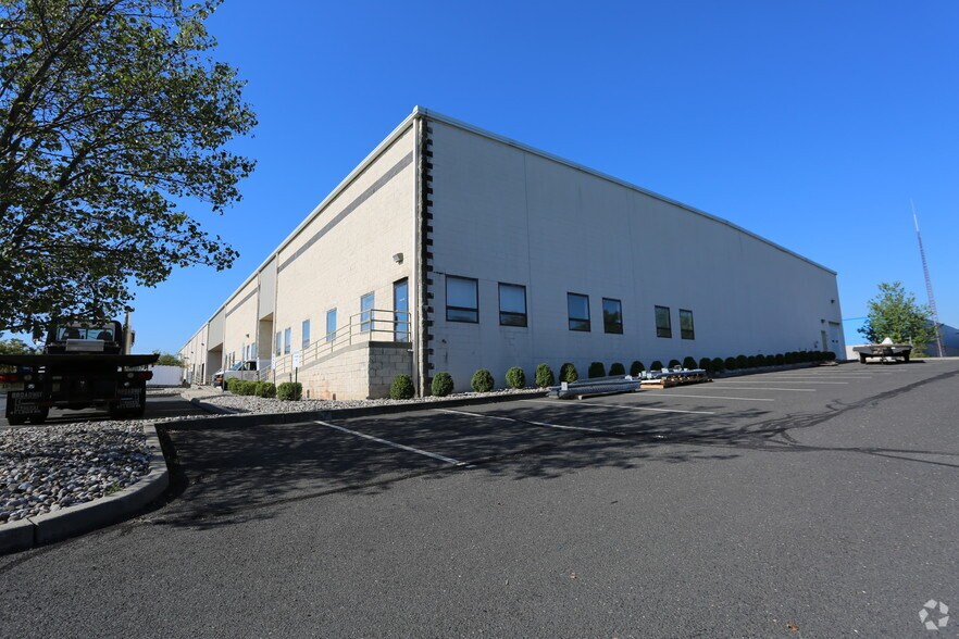171 Industrial Pky, Branchburg, NJ for lease - Primary Photo - Image 1 of 3