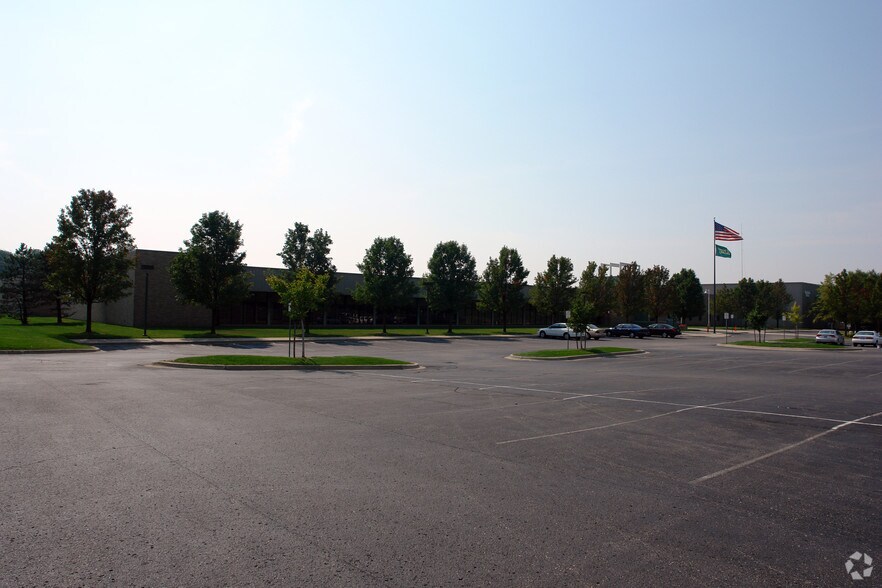 33737 W 12 Mile Rd, Farmington Hills, MI à louer - Photo du bâtiment - Image 3 de 14