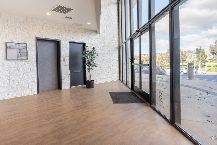 2555 Camino del Rio S, San Diego, CA à louer - Photo intérieure - Image 3 de 11