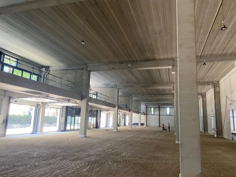 Flex in Bobigny for lease - Interior Photo - Image 1 of 5