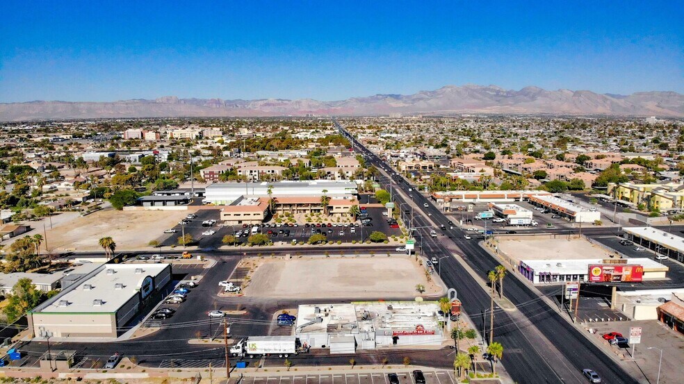 5641 W Charleston Blvd, Las Vegas, NV à louer - Photo du bâtiment - Image 3 de 5