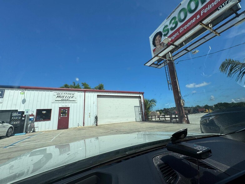 3608 Oleander Ave, Fort Pierce, FL à vendre - Photo du bâtiment - Image 3 de 3