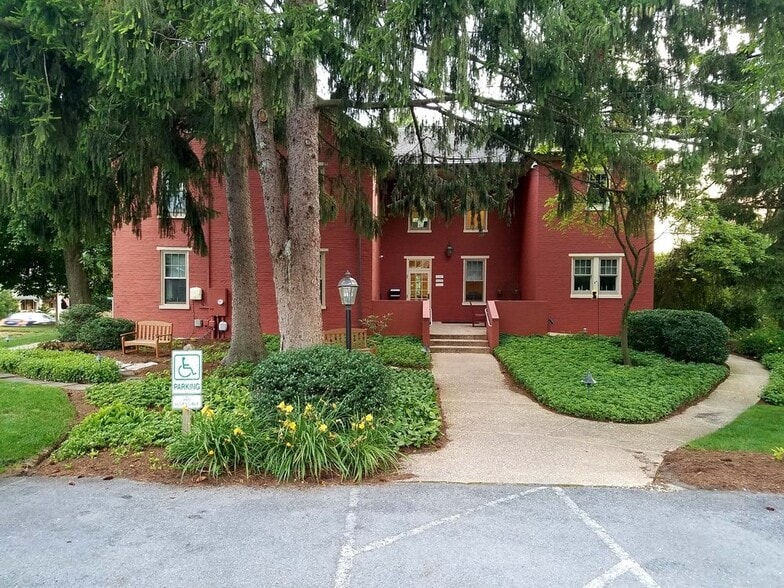 405 E Chocolate Ave, Hershey, PA for lease - Building Photo - Image 1 of 9