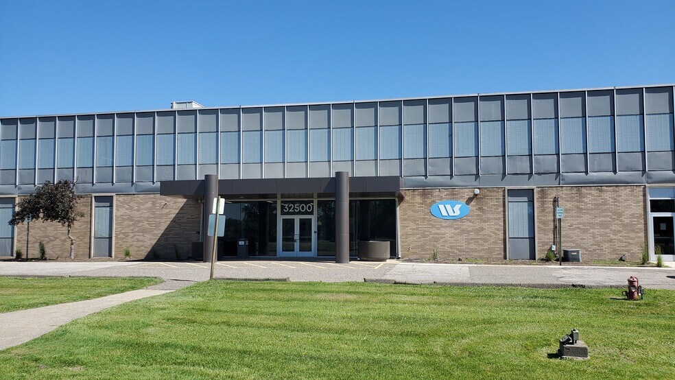 32500 Van Born Rd, Wayne, MI à louer - Photo du bâtiment - Image 3 de 10
