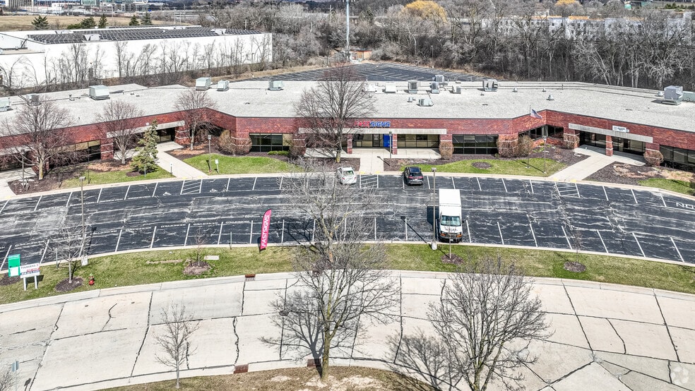 11020 W Plank Ct, Wauwatosa, WI for lease - Building Photo - Image 1 of 7