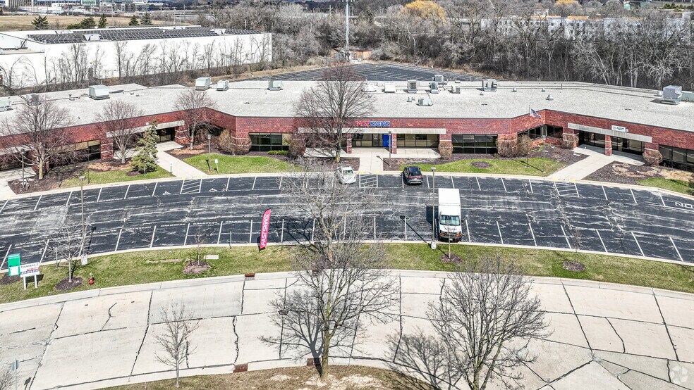 11020 W Plank Ct, Wauwatosa, WI à louer - Photo du bâtiment - Image 1 de 7
