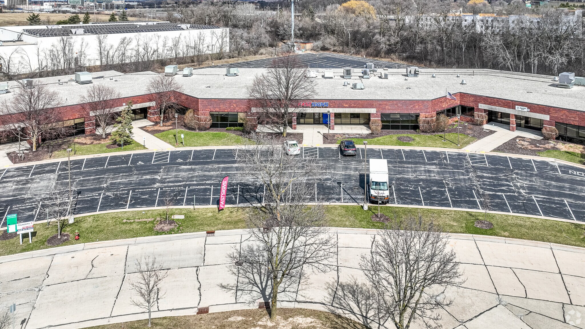 11020 W Plank Ct, Wauwatosa, WI à louer Photo du bâtiment- Image 1 de 8