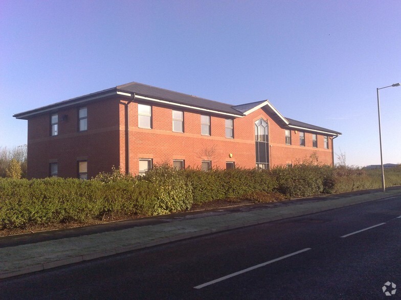 Crab Apple Way, Evesham for lease - Primary Photo - Image 1 of 8