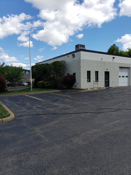 22 Lark Industrial Pky, Greenville, RI à louer - Photo du bâtiment - Image 2 de 7