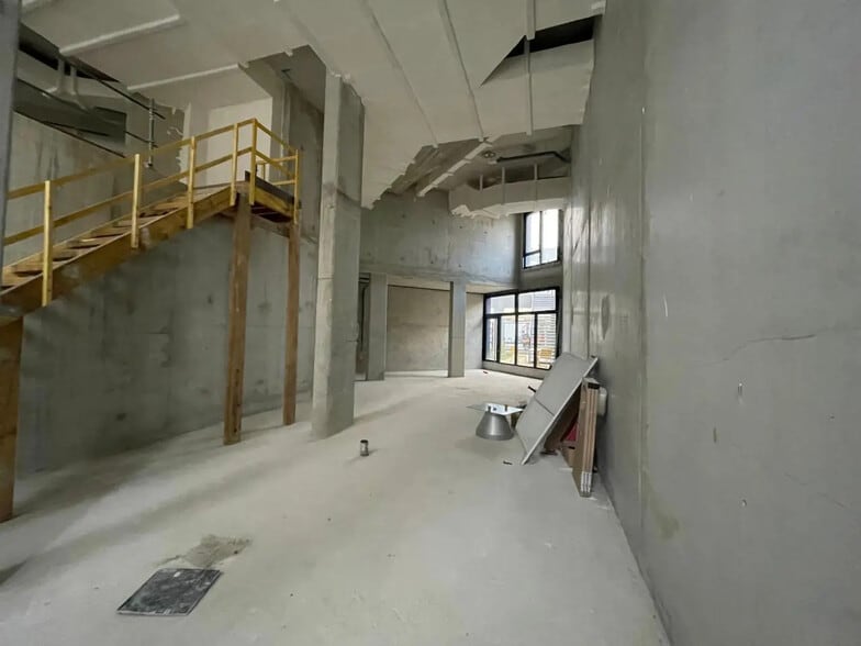 Flex in Paris for lease - Building Photo - Image 1 of 7