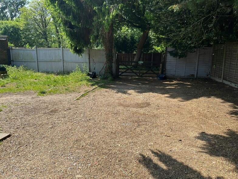 21-22b Station Parade, Virginia Water for sale - Building Photo - Image 2 of 12