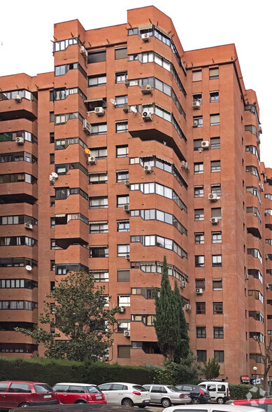 Calle De Pedro Rico, 31, Madrid, Madrid à louer - Photo du bâtiment - Image 2 de 2