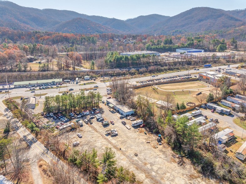 2064 Us-70, Swannanoa, NC à vendre - Photo du bâtiment - Image 2 de 24