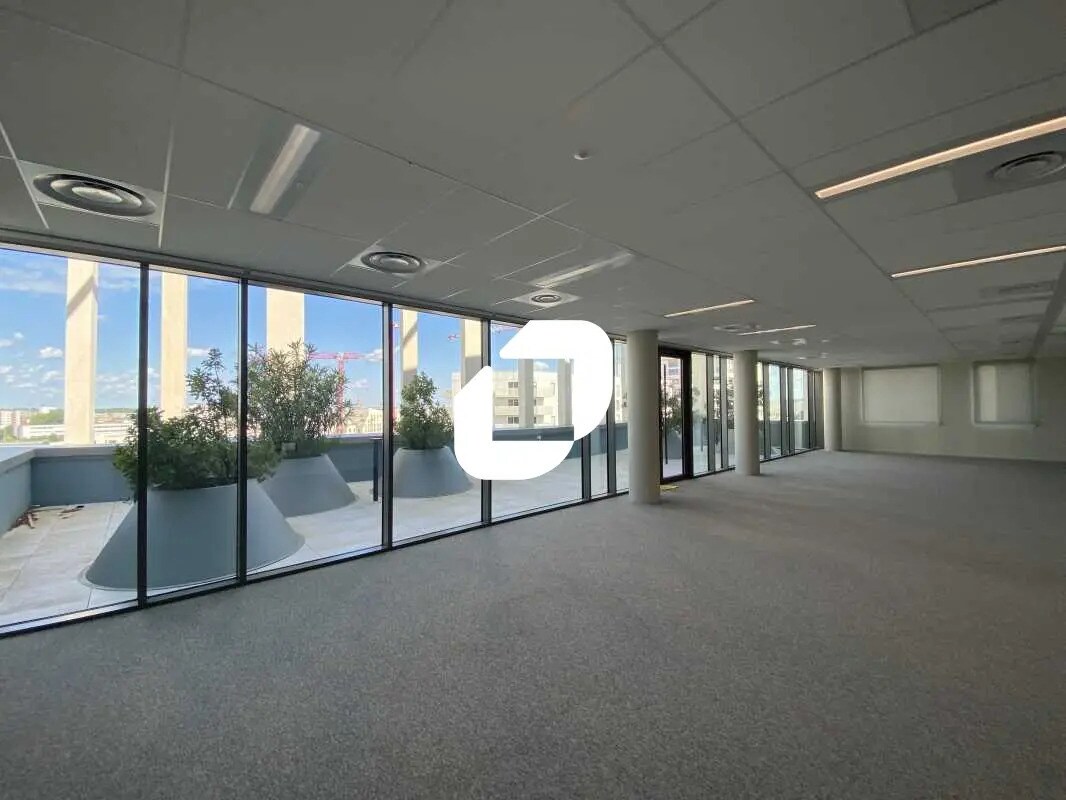 Office in Bordeaux for lease Interior Photo- Image 1 of 27