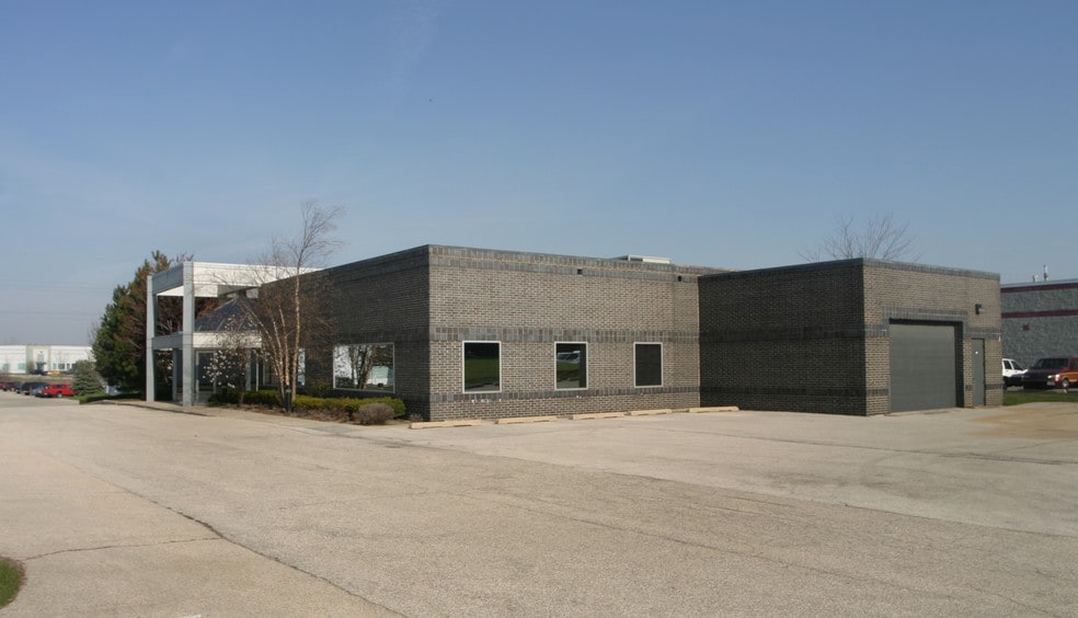 975 Campus Dr, Mundelein, IL à vendre - Photo du bâtiment - Image 1 de 2