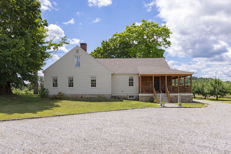 135 Smith Ave, Greenville, RI à vendre - Photo du bâtiment - Image 1 de 1