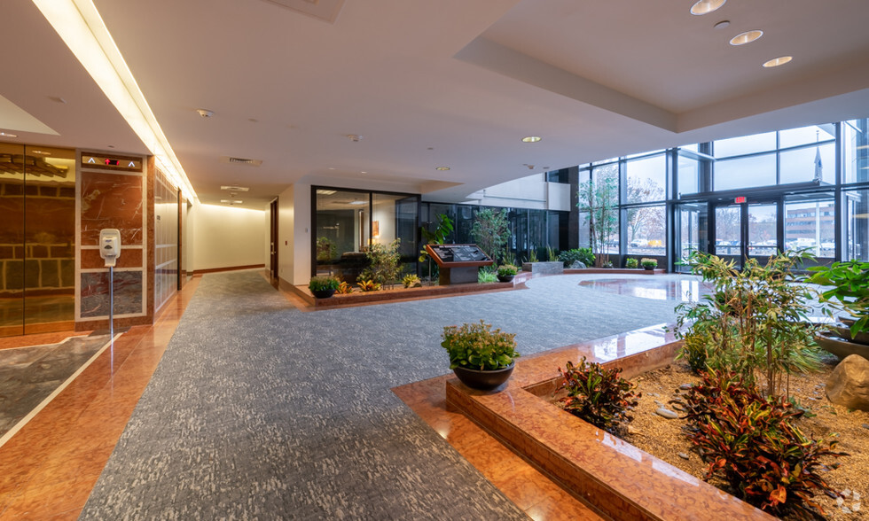 401 Edgewater Pl, Wakefield, MA for lease - Lobby - Image 2 of 15