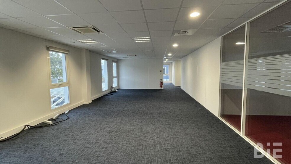 5 Allée Des Musardises, Le Haillan for lease - Interior Photo - Image 2 of 10