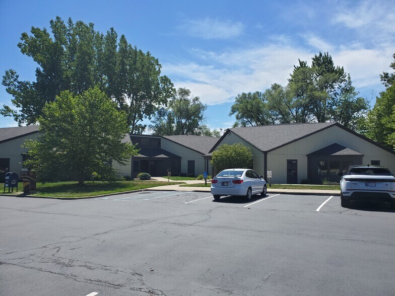 5214-5226 S East St, Indianapolis, IN à louer - Photo du bâtiment - Image 3 de 7