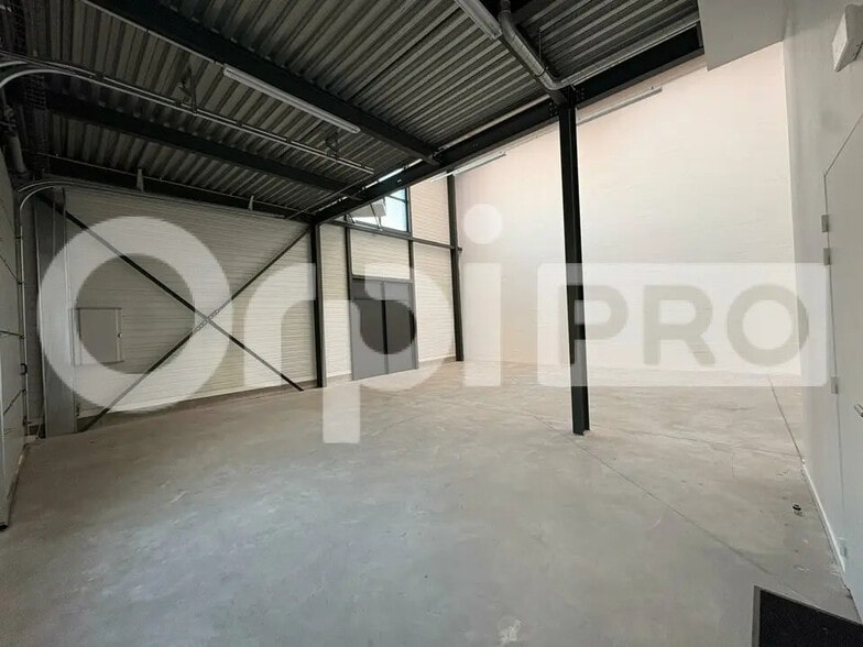 Flex in Lieusaint for lease - Interior Photo - Image 3 of 7