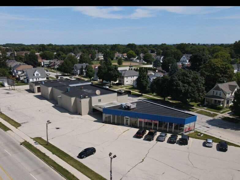 1619 Calumet Dr, Sheboygan, WI à vendre - Photo du bâtiment - Image 1 de 14
