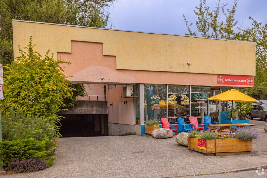 751 Lonsdale Av, North Vancouver, BC à vendre - Photo du bâtiment - Image 2 de 3