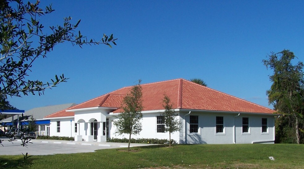 687 N Washington Ave, Titusville, FL for lease - Building Photo - Image 2 of 2