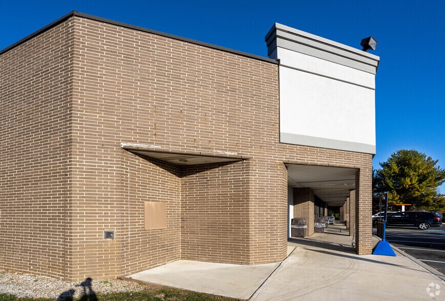 596 Shrewsbury Ave, Tinton Falls, NJ à louer - Photo du bâtiment - Image 3 de 6